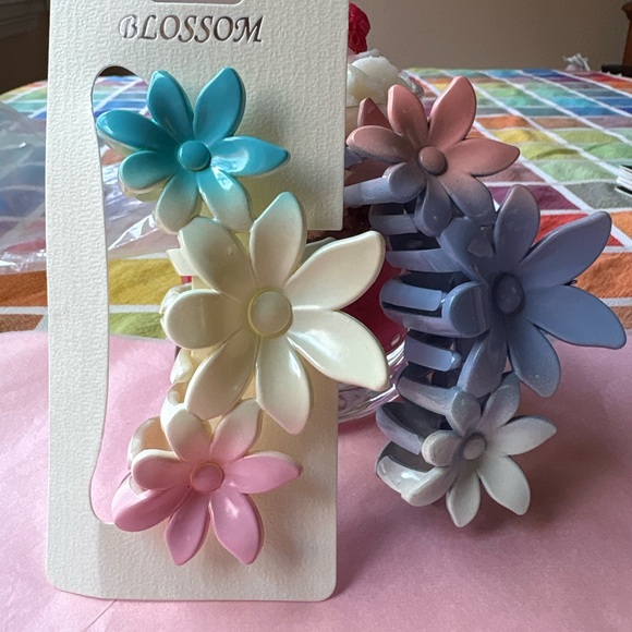 💐🌷💐 Flower Hair Clips - Blue, Cream, Pink, Purple 💐🌷💐 - Picture 7 of 16